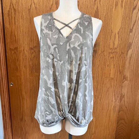 Buckle Gee Gee Sleeveless Camo Tank / Knotted Hem Detail / Size: M - Picture 2 of 7